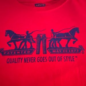 red levi’s t shirt